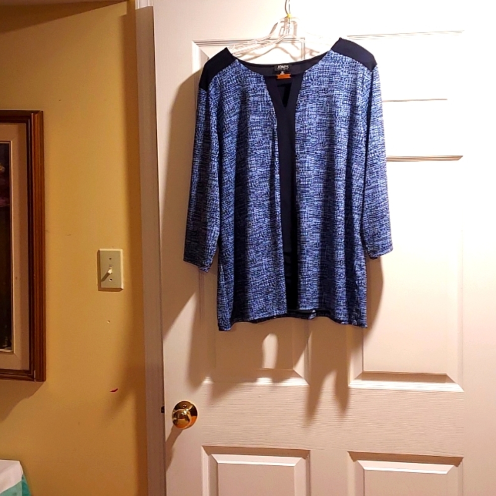 Jones New York blouse size 3x in excellent  condition.